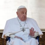 Papa Francesco visita la basilica di San Pietro per controllare i restauri in corso