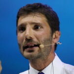 Affari tuoi: la puntata del 12 maggio tra coincidenze e risate con Jasmine e Matteo