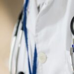 Aggressione a un medico a Casatenovo: rapina e violenza in guardia medica