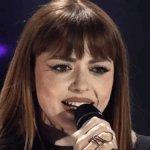 Annalisa Scarrone sorprende Maria De Filippi con un regalo speciale durante Amici 24