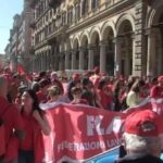 Corteo del primo maggio a Roma: la Cgil protesta con striscioni contro guerra e precarietà