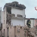 Crollo di un cornicione a Tolentino: evacuata famiglia e chiuso il traffico in via Bezzi