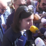 Elly Schlein e Maurizio Landini insieme al corteo del Primo Maggio: un abbraccio simbolico per il lavoro