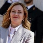 Giorgia Meloni comunica con Papa Leone XIV: focus su pace e intelligenza artificiale etica
