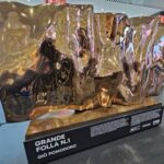 Grande Folla n.1 di Giò Pomodoro accoglie i viaggiatori al Terminal 1 di Fiumicino