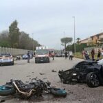 Incidente mortale a Castel Volturno: due ragazzi gravemente feriti dopo scontro tra moto e auto