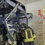 Incidente mortale sulla Pedemontana: coinvolti un pullman con bambini e diversi veicoli