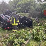 Incidente stradale a Fenegrò: uomo di 48 anni estratto da un’auto ribaltata in gravi condizioni