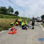 Incidente stradale a Pozzolengo: giovane biker in gravi condizioni dopo scontro con un furgone