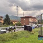 Incidente stradale ad Airuno: ribaltamento di un’auto coinvolge un camion