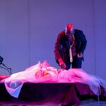 La compagnia Teatro de Braga presenta “Hamlet” al 1 €uro Festival: un viaggio tra realtà e virtualità