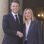La premier Meloni invita Macron a Palazzo Chigi: un segnale di disgelo tra Italia e Francia