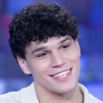 Nicolò Filippucci trionfa dopo l’eliminazione da Amici 24: il suo EP supera i finalisti