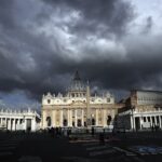 Nuovo papa: sfide economiche e gestione delle finanze vaticane in crisi
