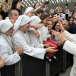 Papa Leone XIV incontra i dipendenti della Curia: un nuovo inizio per la Santa Sede