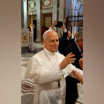 Papa Leone XIV visita la tomba di papa Francesco: un gesto simbolico di omaggio