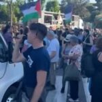 Roma, manifestanti pro-Palestina bloccano il percorso del Giro d’Italia per protestare contro Israele