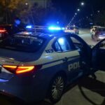 Roma, uomo armato si barrica in un Burger King: panico e trattativa in corso