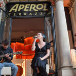 Rose Villain anima Milano con la musica e l’aperitivo in Terrazza Aperol