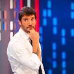 Stefano De Martino conquista il pubblico di Affari tuoi con un’inedita conduzione in inglese