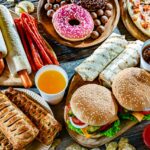 Studio rivela il legame tra alimenti ultra-processati e morti premature in otto Paesi