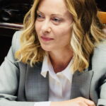 Tensione alla Camera: Giorgia Meloni affronta le opposizioni mentre il Consiglio dei ministri slitta
