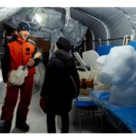 Un artigiano trentino crea strumenti musicali in un igloo: la magia del Trentino raccontata