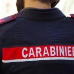 Aggressione e rapina a Chiaiano: un uomo armato di coltello semina il panico