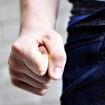 Aggressione e rapina a Ravenna: uomo colpito mentre passeggiava vicino al supermercato