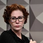 Carla Zambelli arriva a Roma: la deputata brasiliana ricercata dall’Interpol e le sue implicazioni legali