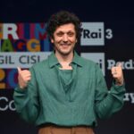 Ermal Meta presenta il suo nuovo romanzo “Le camelie invernali”: un viaggio tra destino e cultura albanese