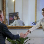 Il ministro della Cultura Giuli apre al dialogo con il mondo del teatro dopo l’appello di Saponangelo