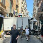 Incidente a Napoli: camion investe pedone e si incastra tra due palazzi nei Quartieri Spagnoli