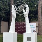 La scultura di Lorenzo Quinn celebra il contributo delle donne alla scienza a Roma