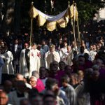 Leone XIV celebra il Corpus Domini a Roma: una processione che unisce fede e solidarietà
