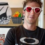 Meta e EssilorLuxottica: gli occhiali smart Oakley Meta si preparano al debutto nel mercato sportivo