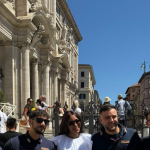 Naomi Campbell rende omaggio a papa Francesco durante una visita a Roma