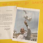 Papa Francesco saluta i bambini della scuola primaria Santa Caterina da Siena di Magenta