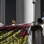Protesta contro gli sfratti al Teatro San Carlo di Napoli: manifestanti chiedono un incontro con il sindaco