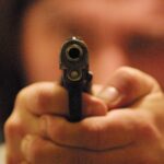 Rapina in tabaccheria a Rimini: giovane armato minaccia il titolare e fugge con 1.500 euro