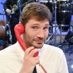 Stefano De Martino ferma Affari Tuoi per le qualificazioni al Mondiale 2026: ritorno sabato