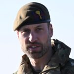 William lancia una frecciata a Harry durante visita militare, Carlo soffre per Lilibet