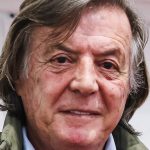 Adriano Panatta critica Max Angioni nel debutto del nuovo show comico su Italia 1