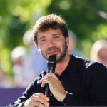Affari Tuoi: il programma di Stefano De Martino sotto attacco da parte di Pier Silvio Berlusconi