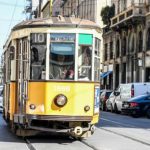Aggressione a Milano: due fratelli colpiti da un gruppo di giovani alla fermata del tram