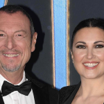 Amadeus tra Rai e Mediaset: il futuro del conduttore in bilico con Giovanna Civitillo al centro