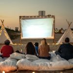 Cinema all’aperto in Italia: l’estate 2025 tra proiezioni e incontri sotto le stelle