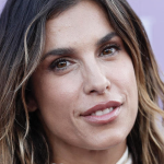 Elisabetta Canalis incanta i fan in bikini amaranto durante le vacanze ad Alghero