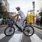 Glovo ritira il bonus per i rider dopo le critiche: tensioni sul lavoro e clima