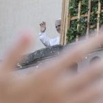 Il Pontefice saluta i fedeli: un incontro emozionante a Villa Barberini